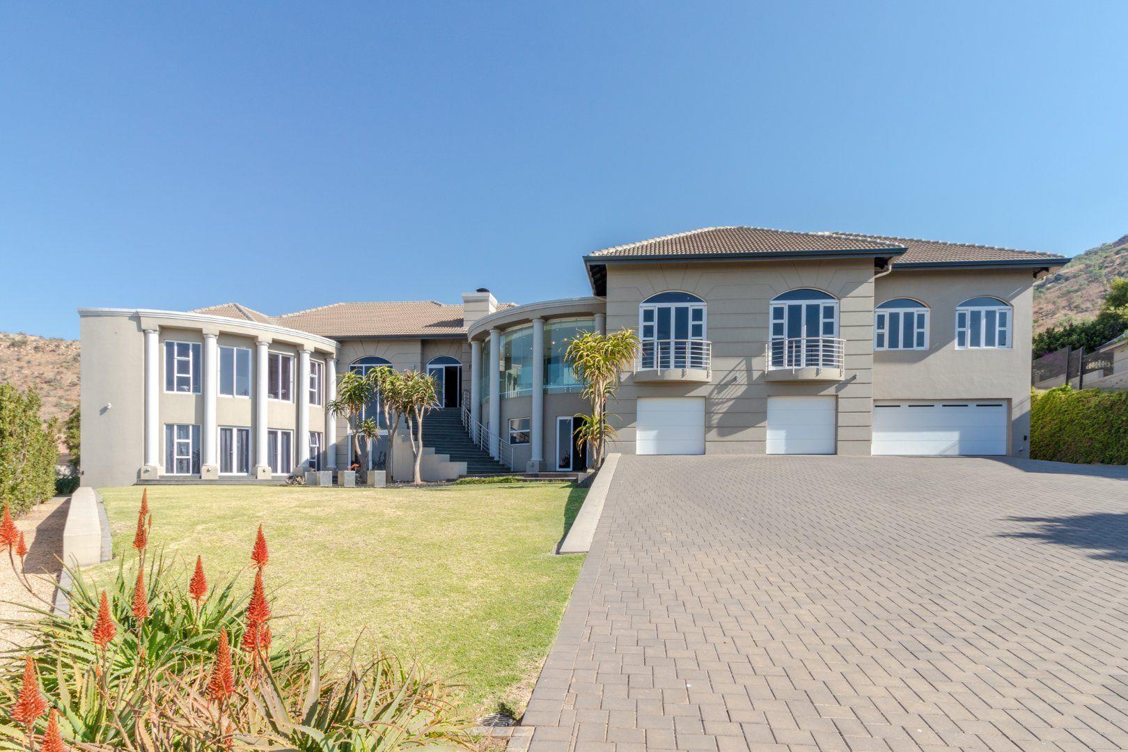 4 Bedroom House for sale in Featherbrooke Estate 781 Featherbrooke