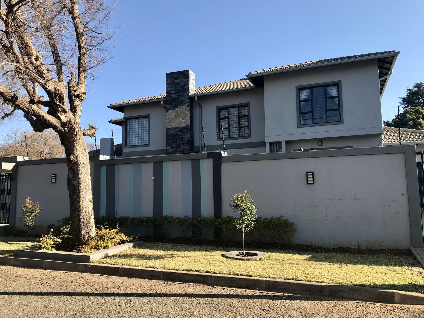 4 Bedroom House for sale in Linden P24110379443