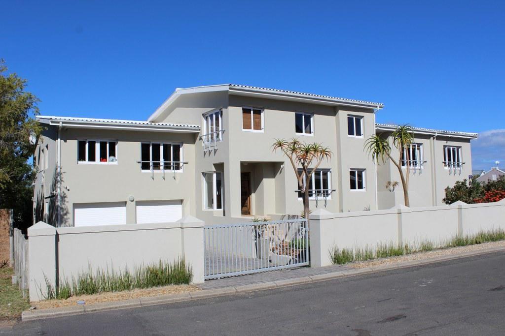 4 Bedroom House for sale in Kleinmond Central P24110773395