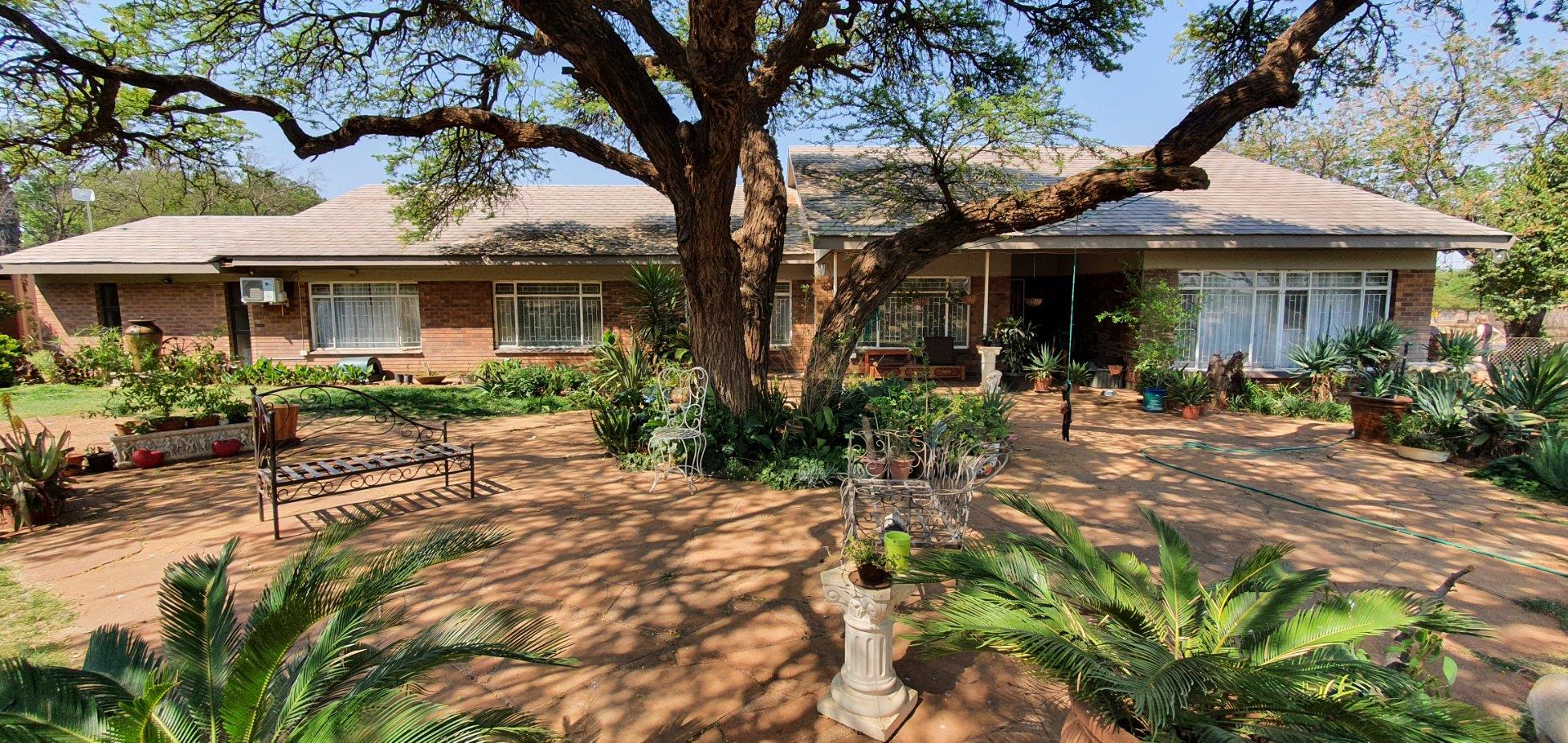 4 Bedroom House for sale in Schweizer Reneke P24110790467