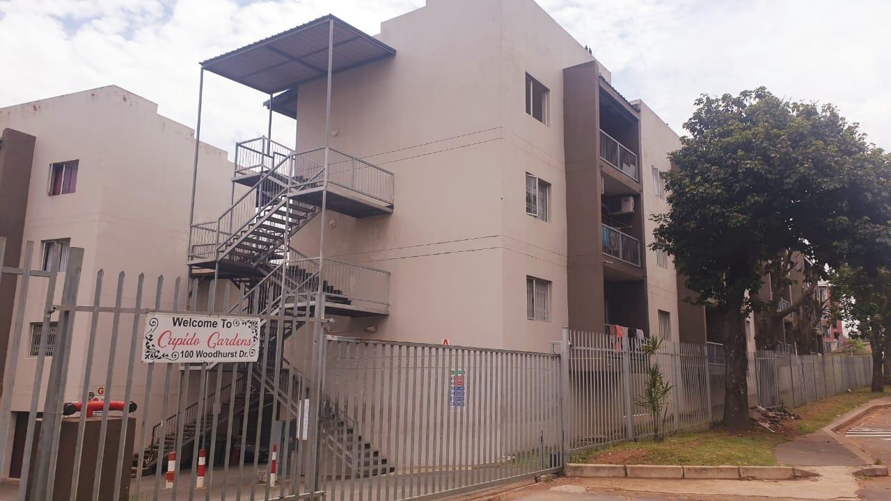 2 Bedroom Apartment / flat for sale in Woodhurst P24111544183