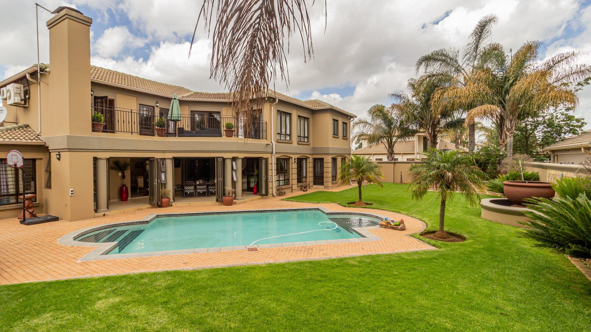 5 Bedroom House for sale in Lakefield P24110851483