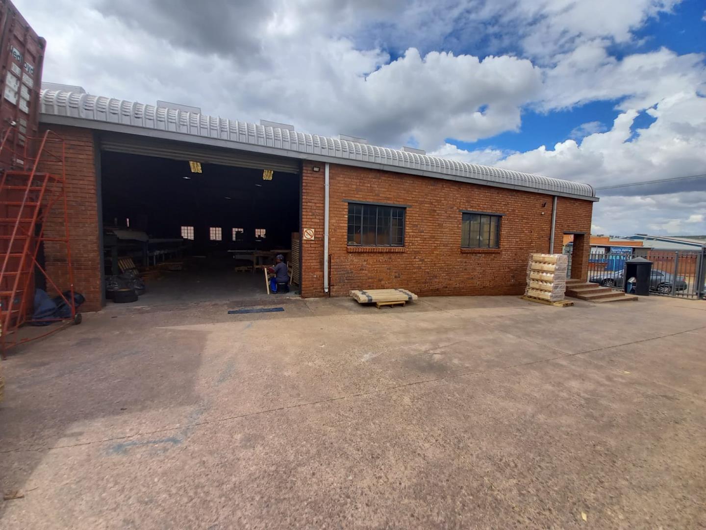 Commercial property to rent in Sunderland Ridge P24110883705