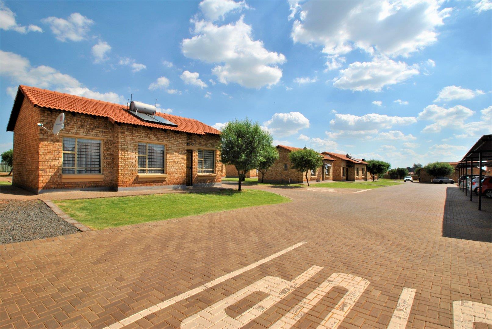 3 Bedroom Townhouse for sale in Dawn Park P24110921893