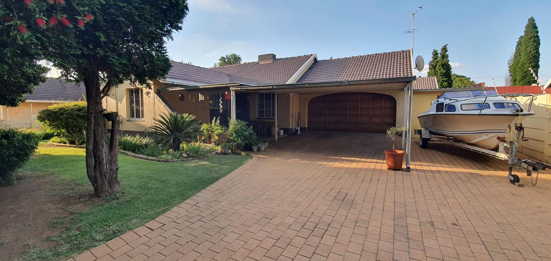 4 Bedroom House for sale in Brackendowns P24110950436