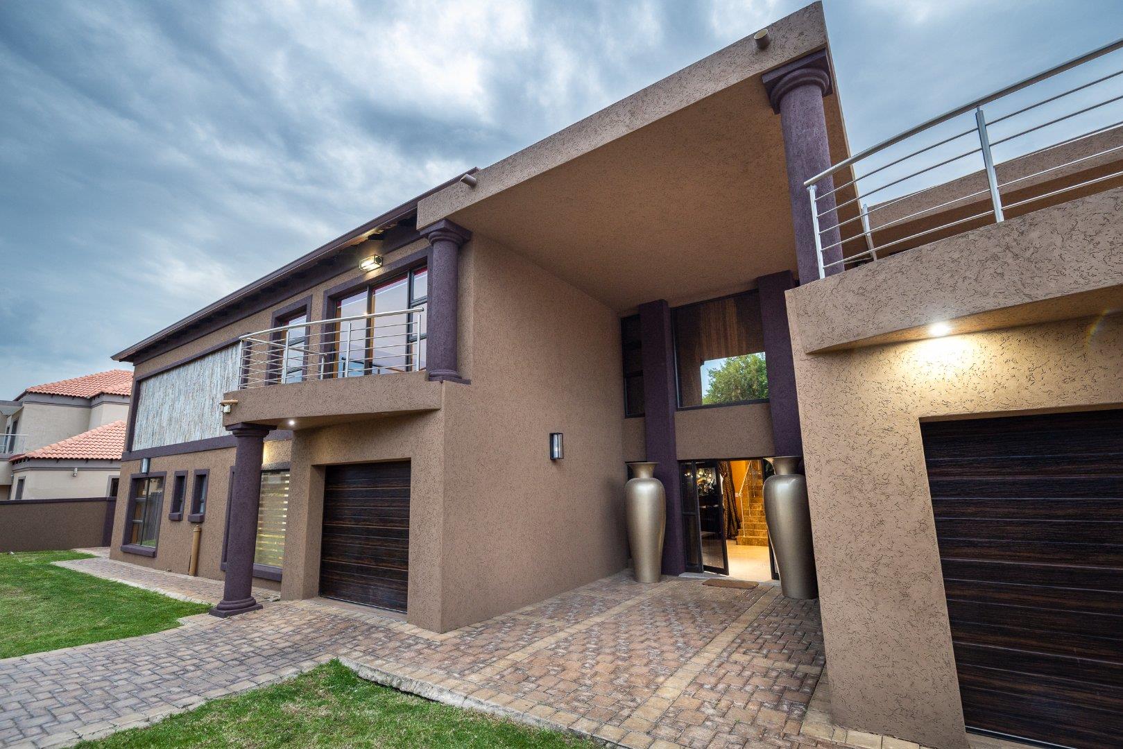 5 Bedroom House for sale in Blue Valley Golf Estate P24111062089