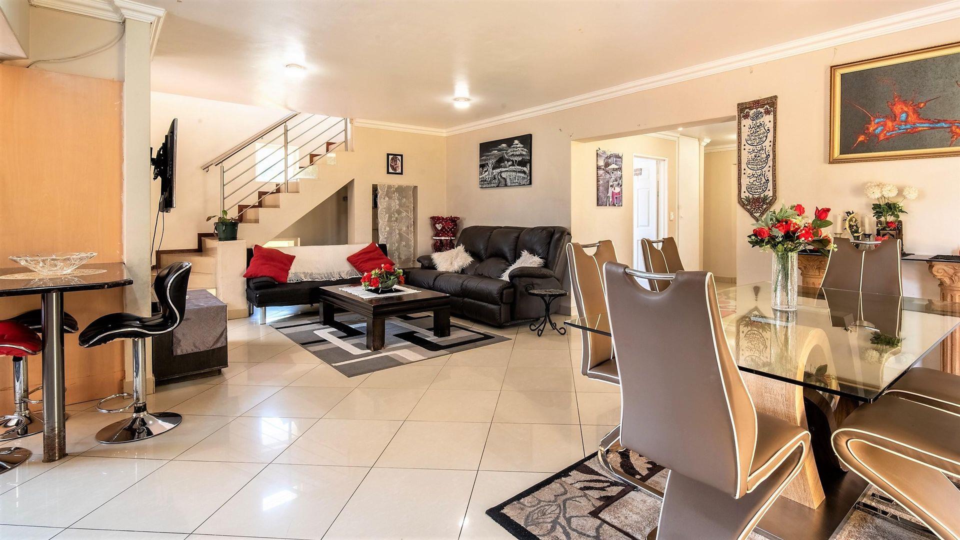3 Bedroom House for sale in Fourways 2 Avalon Crescent, Upton Park, Magaliessig, 8a Avalon