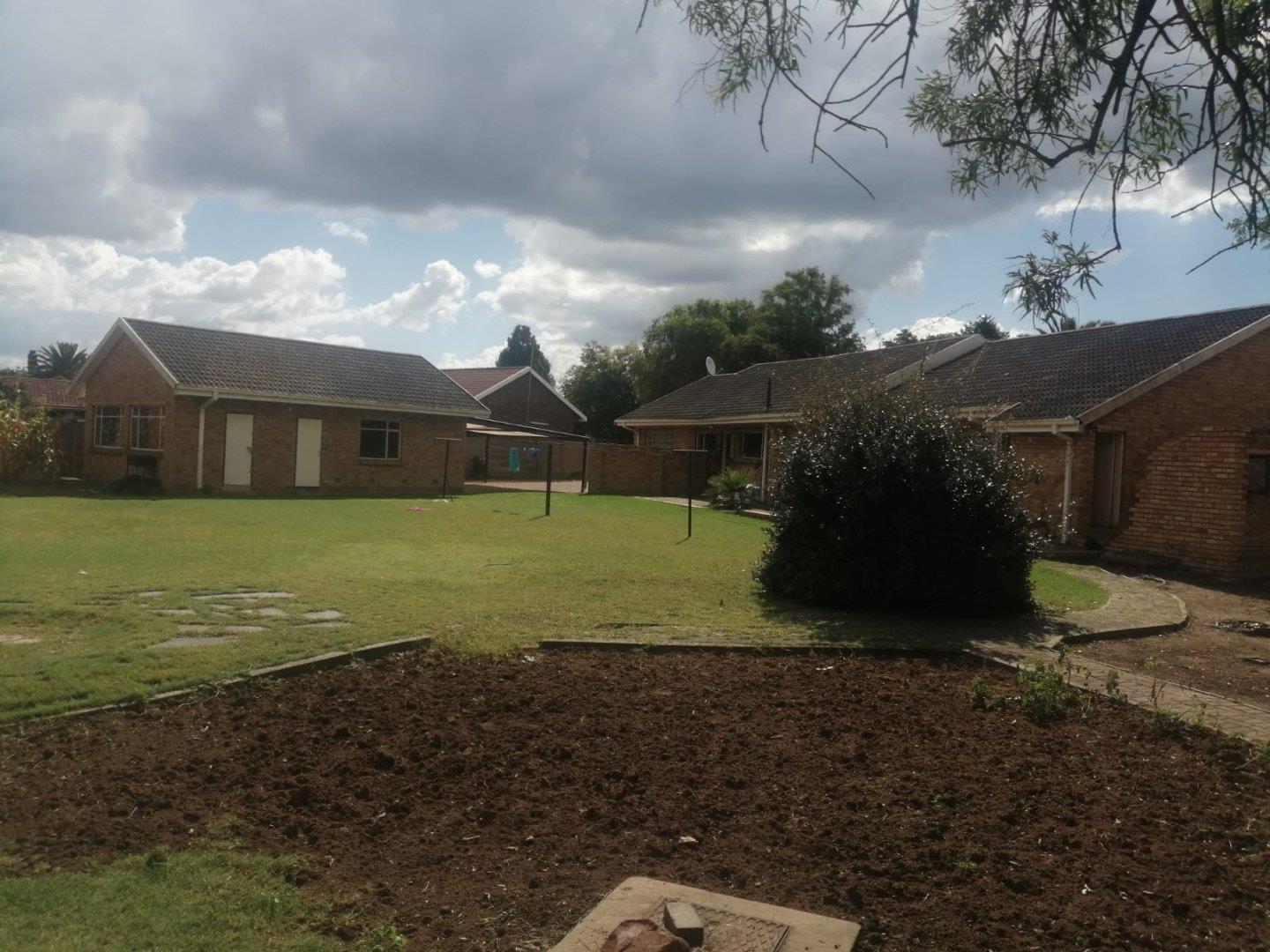 4 Bedroom House for sale in Bedworth Park P24111091126