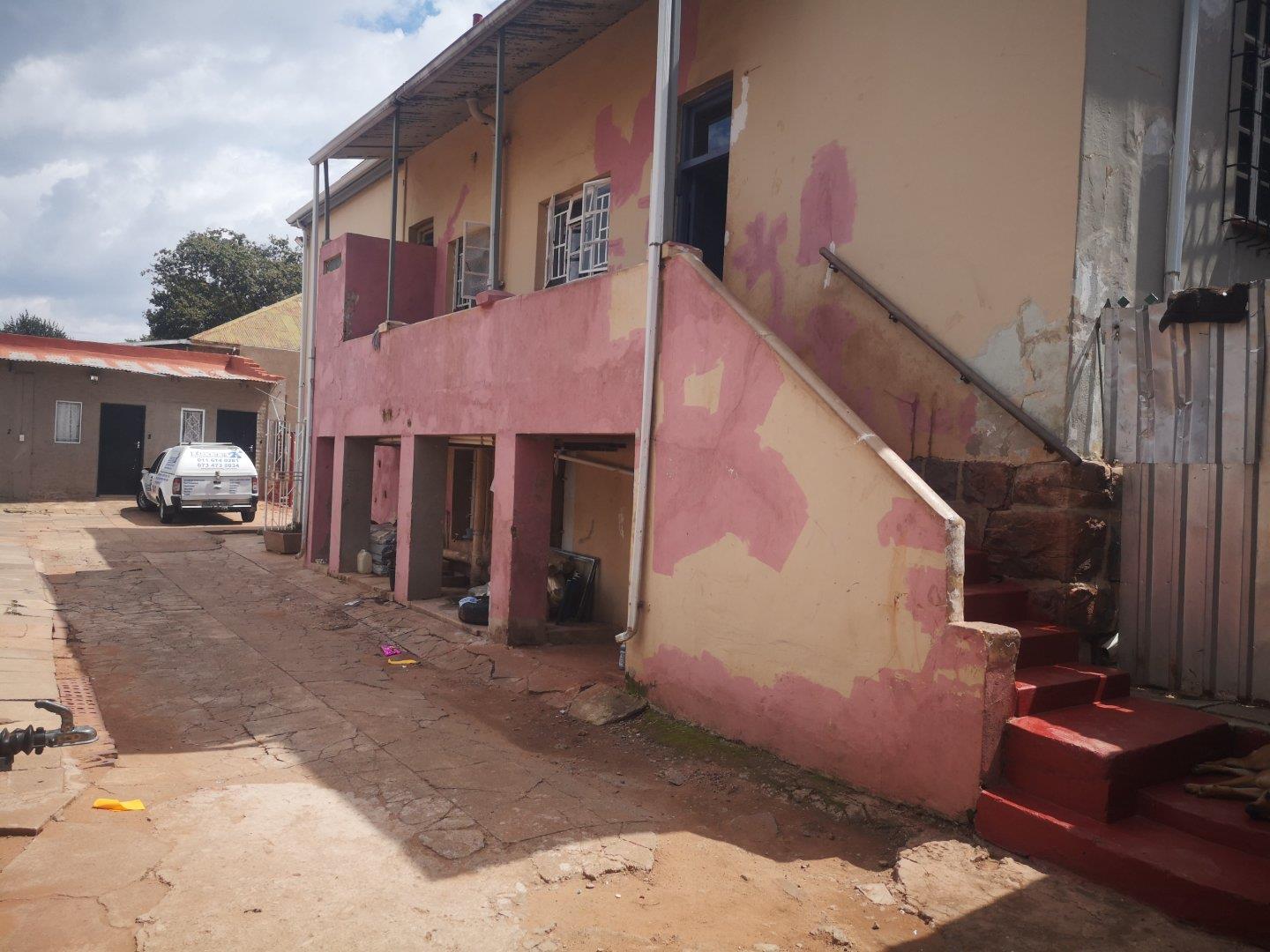 3 Bedroom House for sale in Jeppestown P24111101039