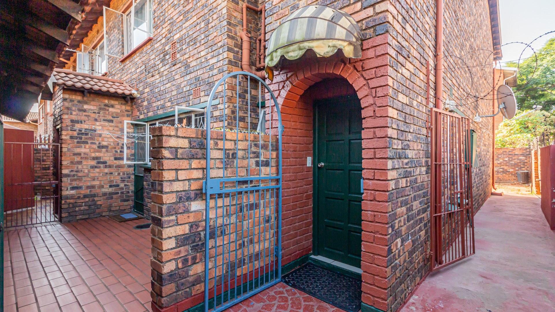 3 Bedroom Townhouse for sale in Windsor East Countesses Avenue P24