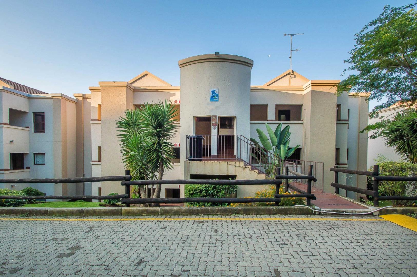 2 Bedroom Apartment / flat for sale in Constantia Kloof P24114460327