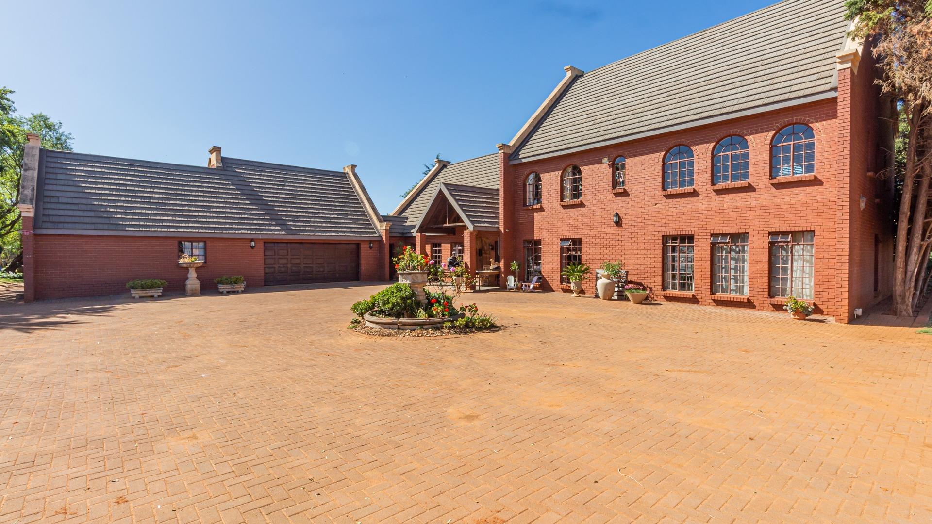 5 Bedroom House for sale in Rietvlei View Country Estates P24111082376