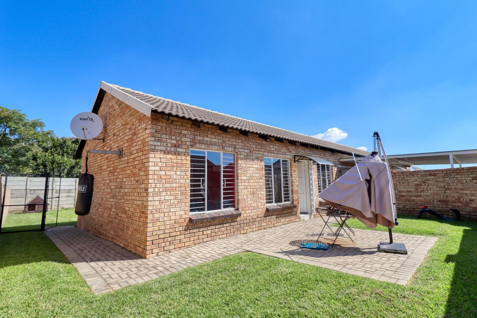 2 Bedroom Townhouse for sale in Cloverdene P24111218756