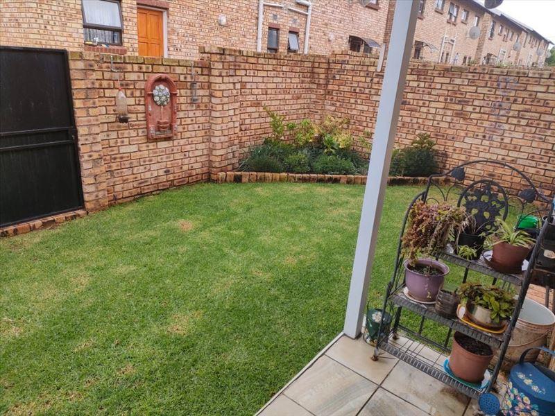 2 Bedroom Townhouse for sale in Benoni AH 38 Brentwood Manor , Meta
