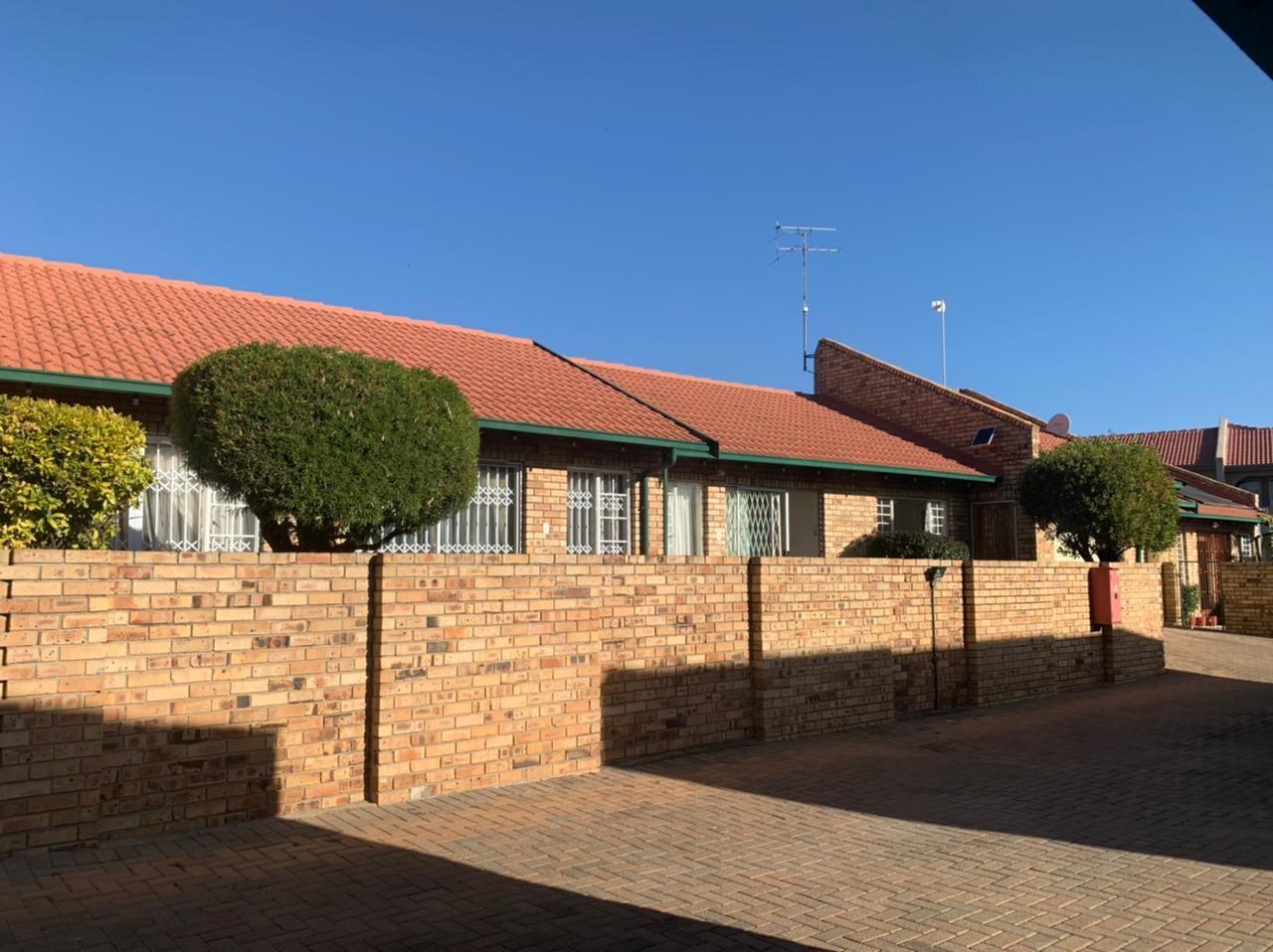 2 Bedroom Townhouse for sale in Glen Marais 17 Fiskaal Street P24