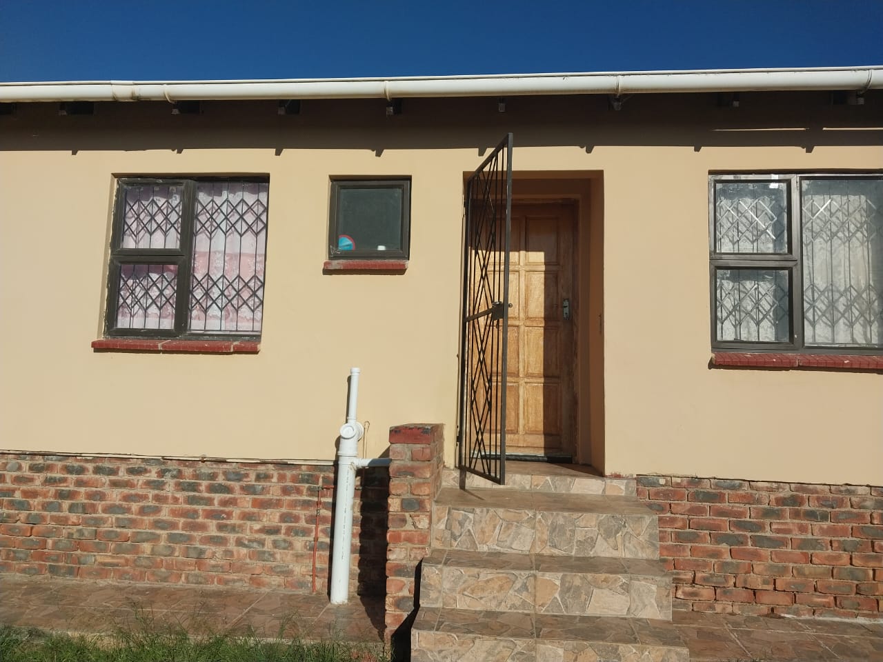 3 Bedroom House for sale in Sweetwaters P24111328515