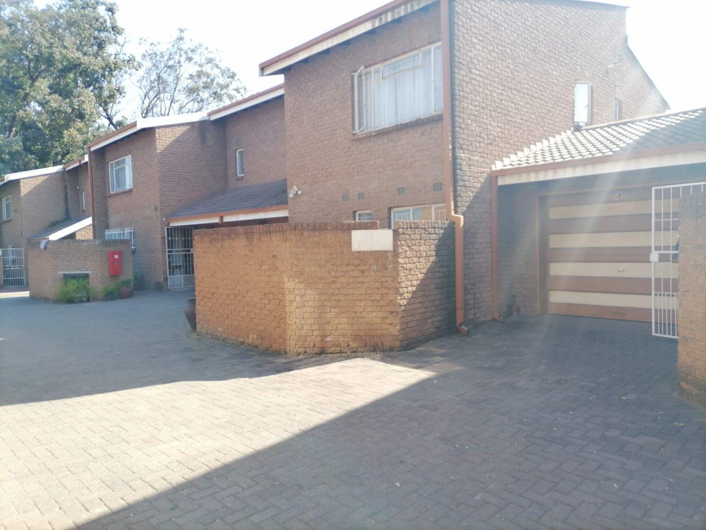 2 Bedroom Townhouse for sale in Vereeniging Central P24111350038