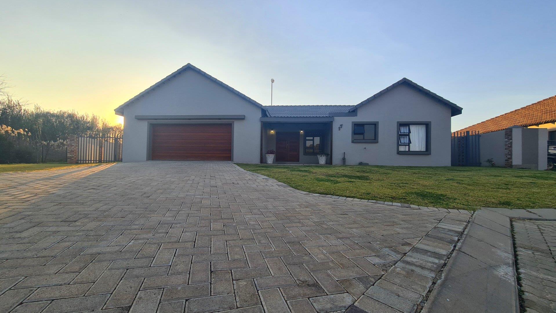 4 Bedroom Townhouse for sale in Waterberry Estate P24111356003