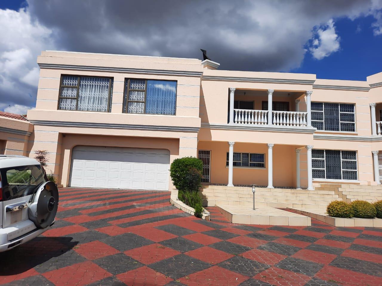 8 Bedroom House for sale in Die Heuwel Ext 4 P24111376384