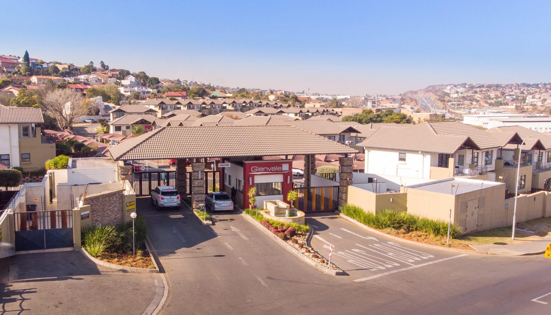 3 Bedroom Townhouse for sale in Oakdene P24111786468