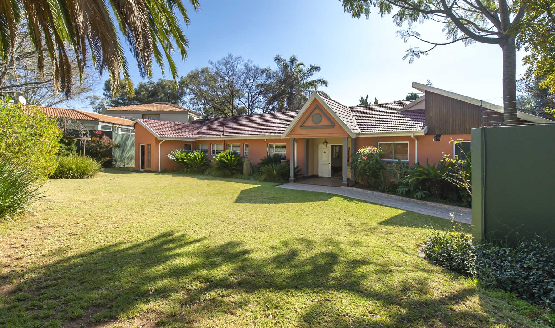 4 Bedroom House for sale in Senderwood P24111461975