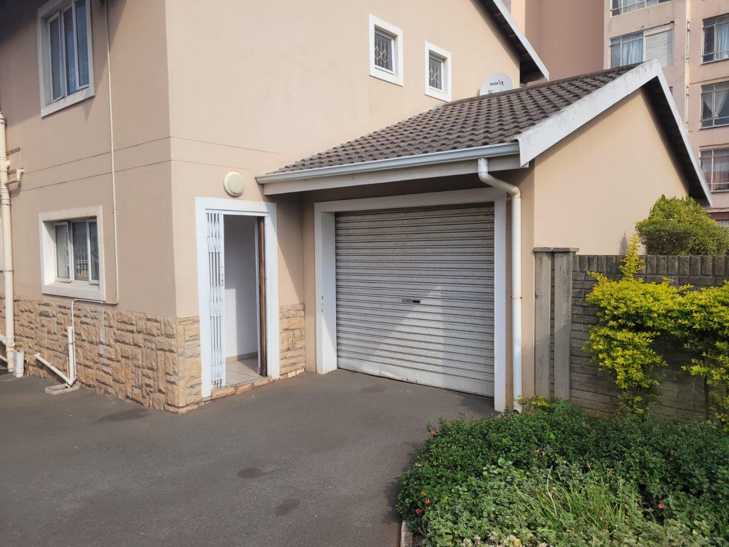 2 Bedroom Apartment / flat for sale in Montclair P24111466881