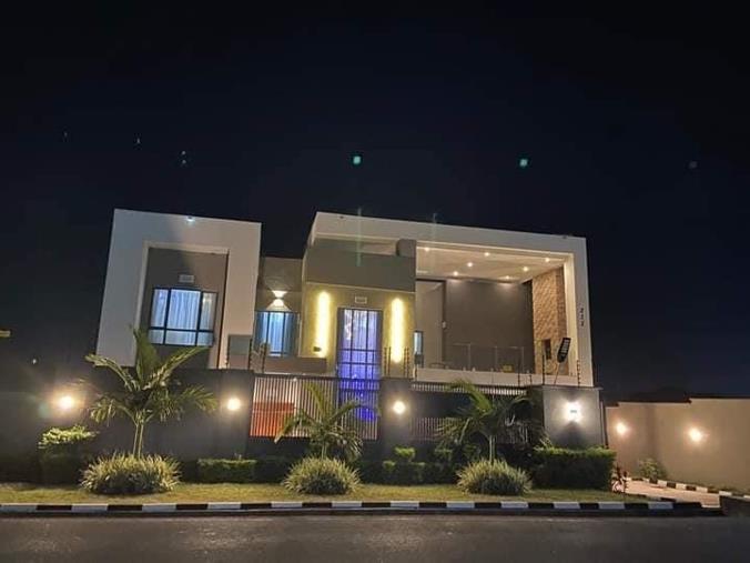 5 Bedroom House to Rent in Roma