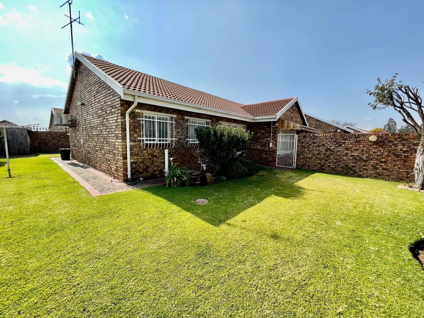 3 Bedroom House for sale in Arcon Park P24111499702