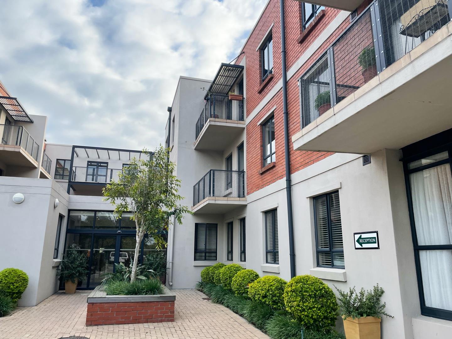 Apartment / flat for sale in Pinelands P24111527155