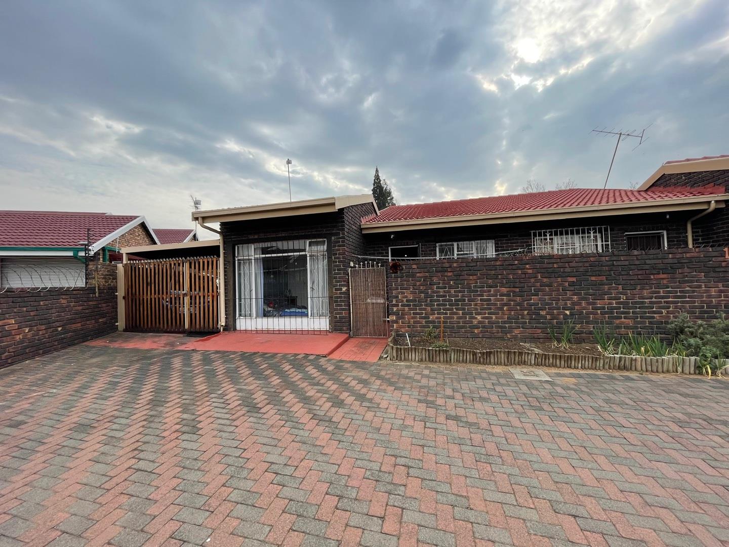 3 Bedroom Townhouse for sale in Three Rivers P24111527941