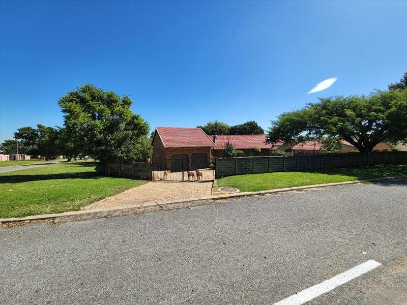 4 Bedroom House for sale in Esther Park 1 Silver Oak Street P24