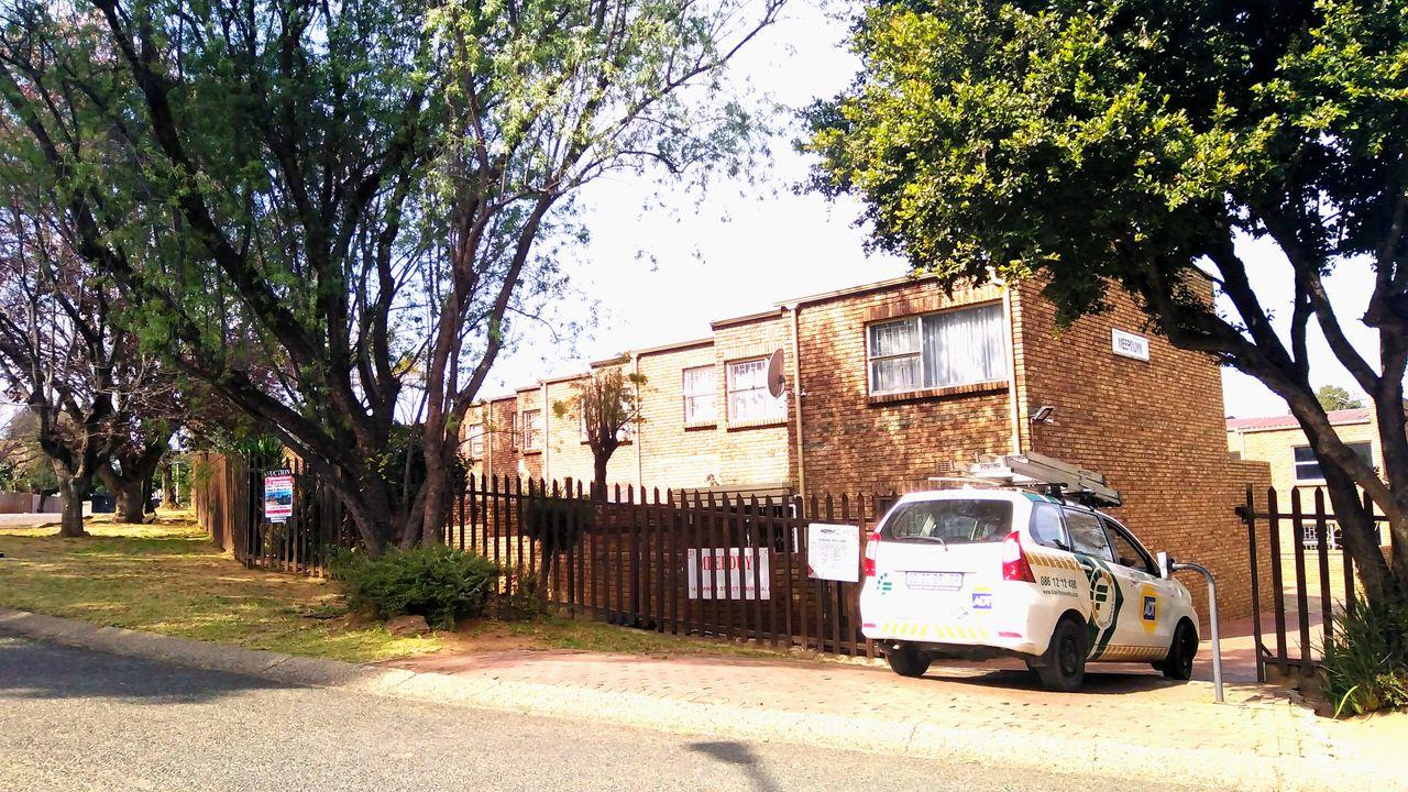 3 Bedroom Townhouse for sale in Meredale 14 Flamink Street P24