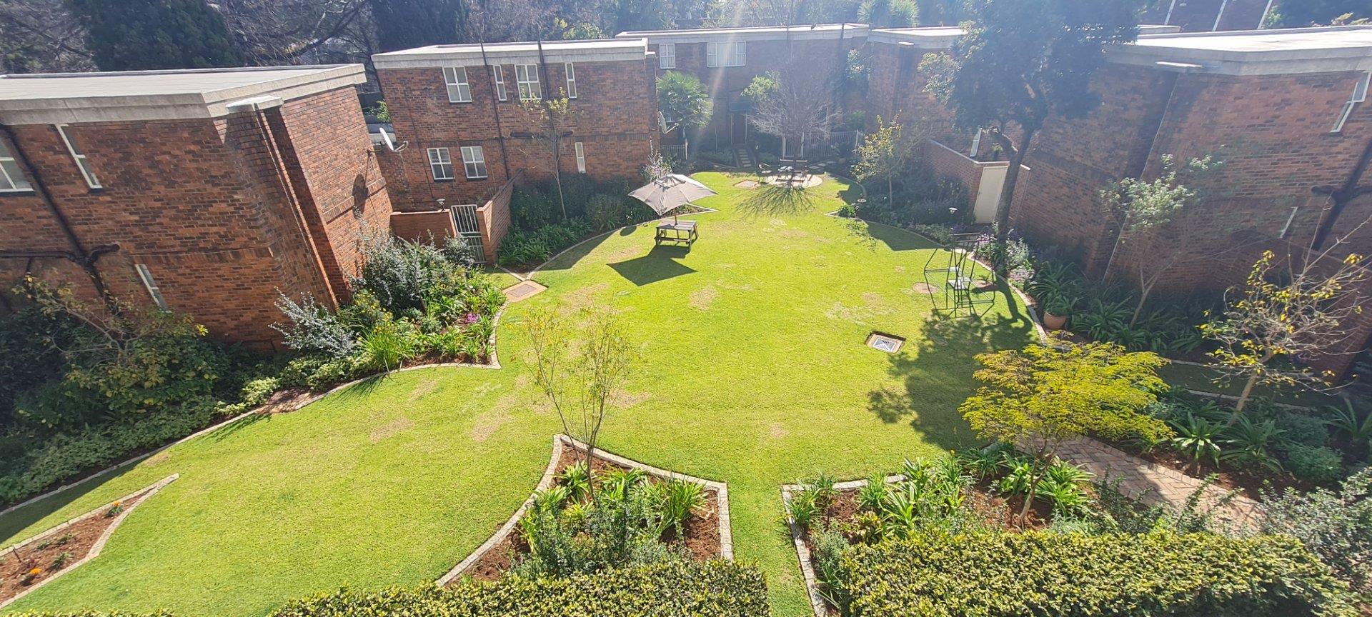 2 Bedroom Apartment / flat for sale in Essexwold P24111548337