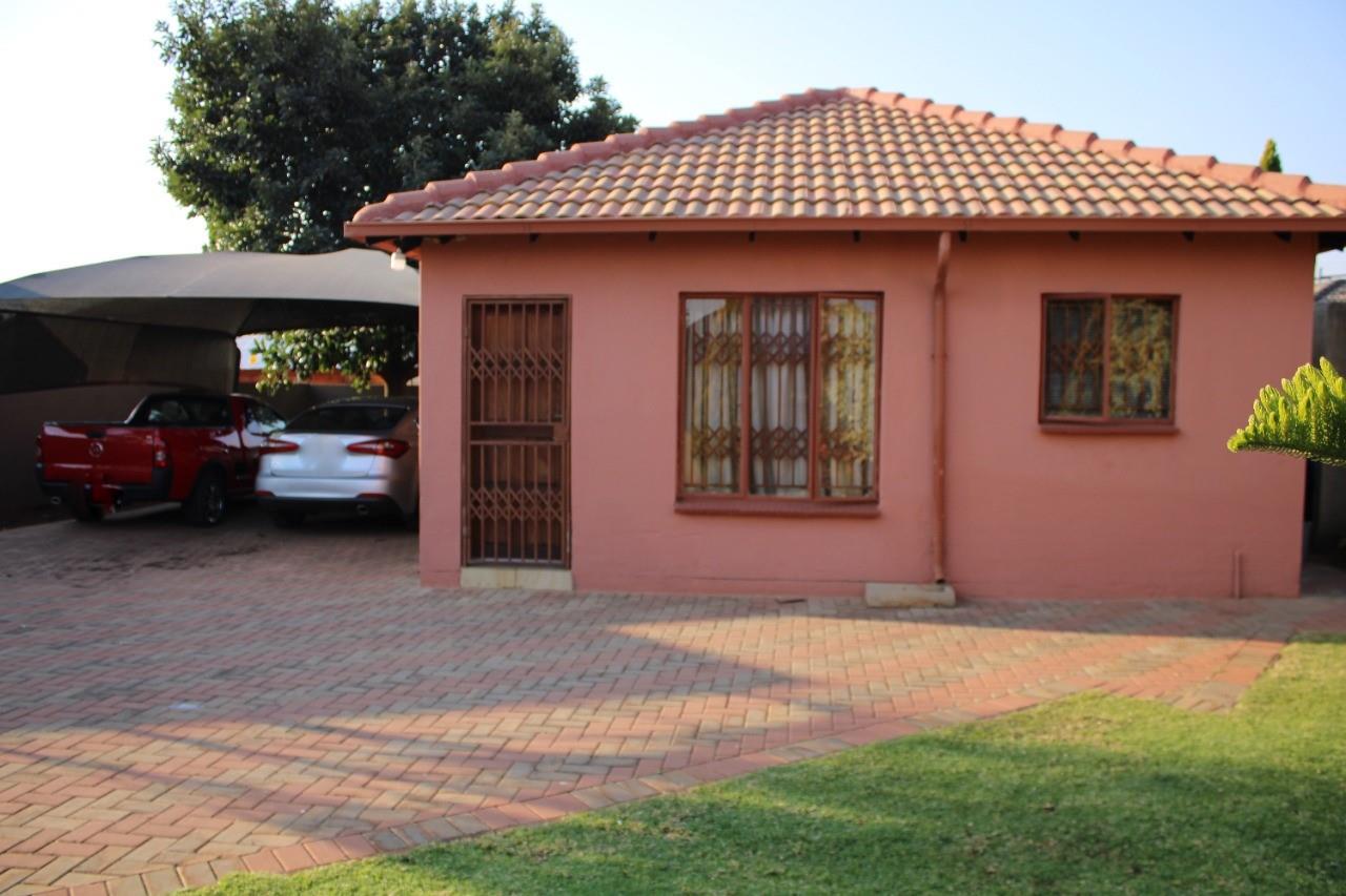 2 Bedroom House to rent in The Orchards P24111560581