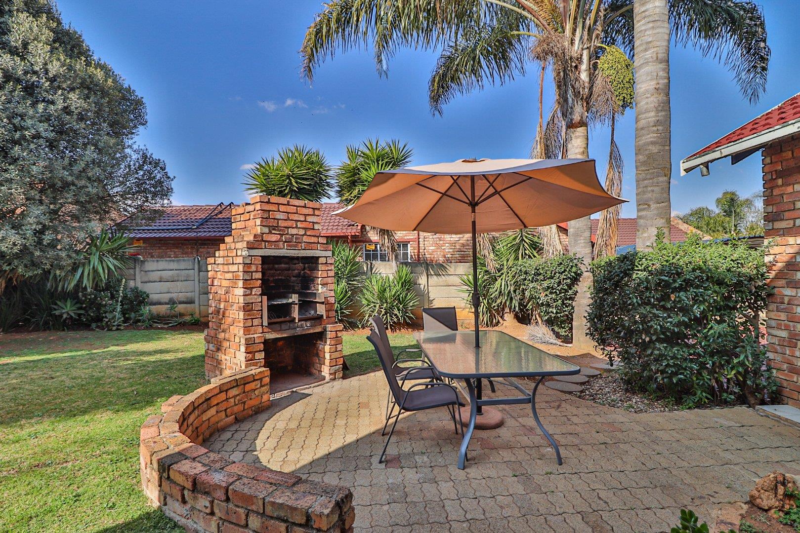 3 Bedroom House for sale in Glen Marais P24111508084