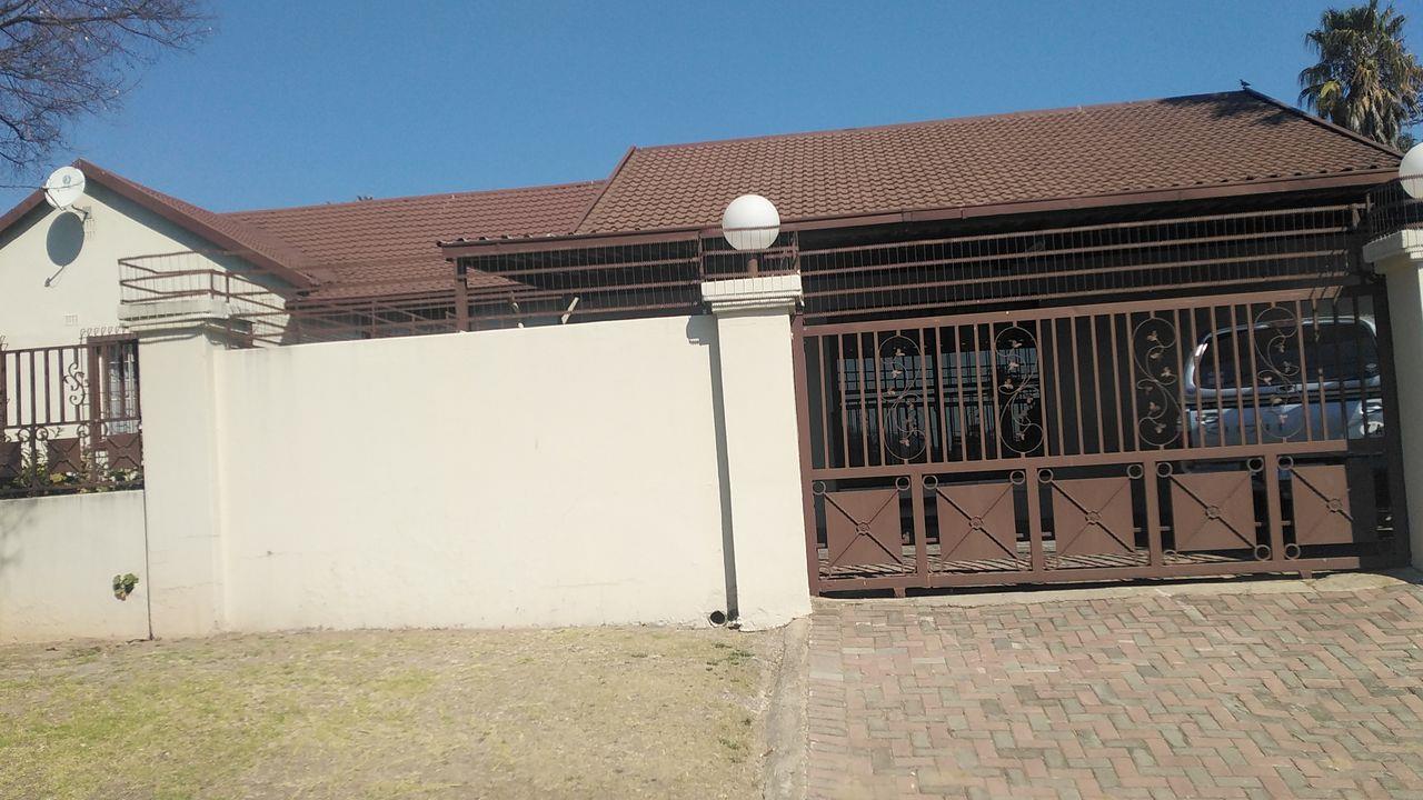 8 Bedroom House for sale in Edenvale Central 76 12th Avenue P24