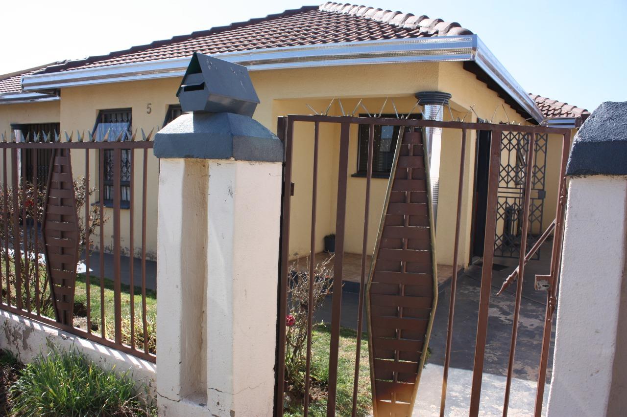 3 Bedroom House for sale in Randfontein Central P24111599328