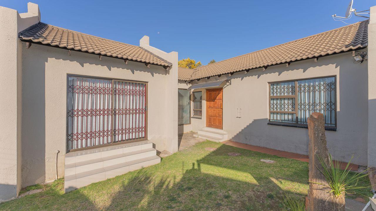 4 Bedroom House for sale in Corlett Gardens P24111599701
