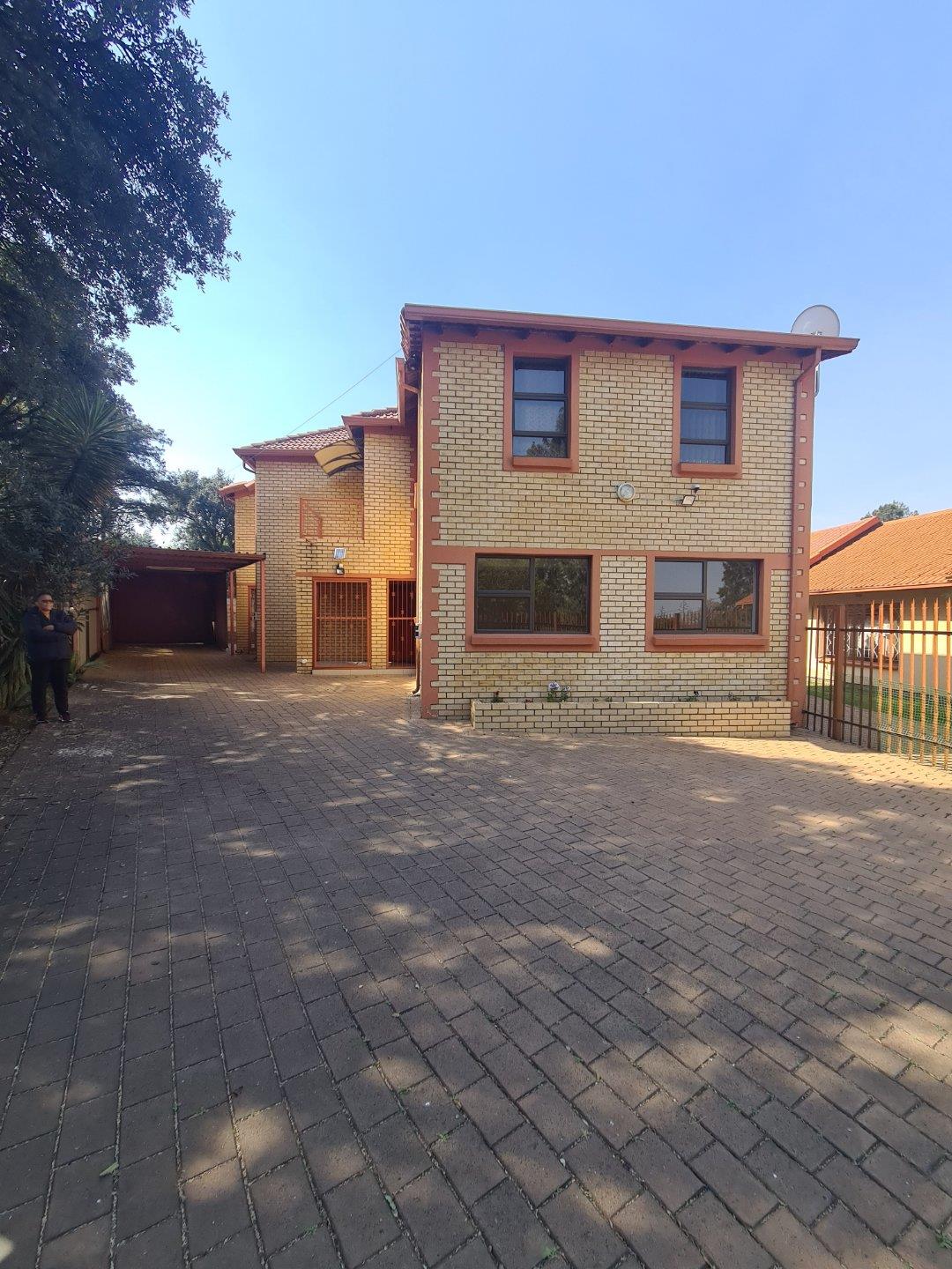 3 Bedroom House for sale in Brackendowns P24114219956