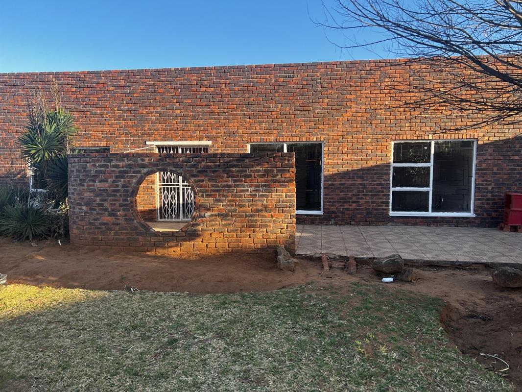 4 Bedroom House to rent in Ficksburg P24111618515