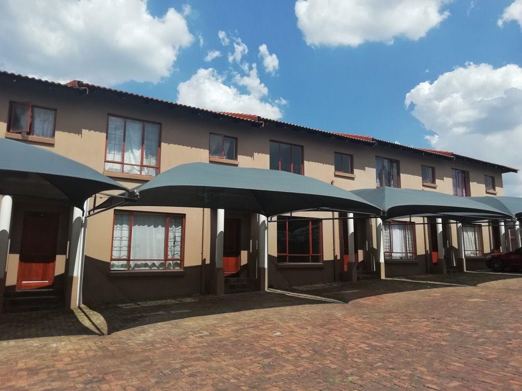 2 Bedroom Townhouse for sale in Rensburg P24111656084