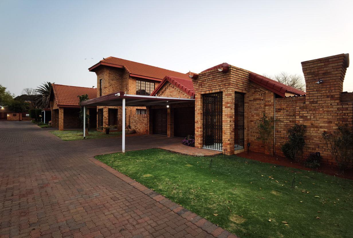 3 Bedroom Townhouse for sale in Van Der Hoff Park P24111661481
