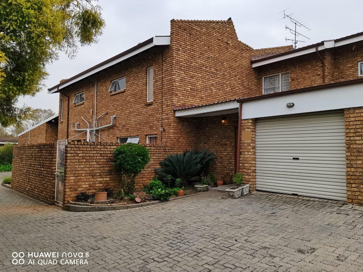 3 Bedroom Townhouse for sale in Flora Gardens P24102400212