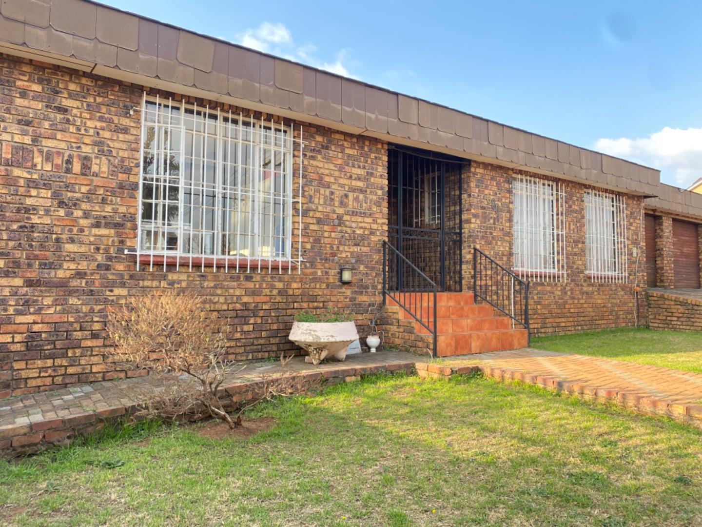 4 Bedroom House for sale in Laudium P24111670256