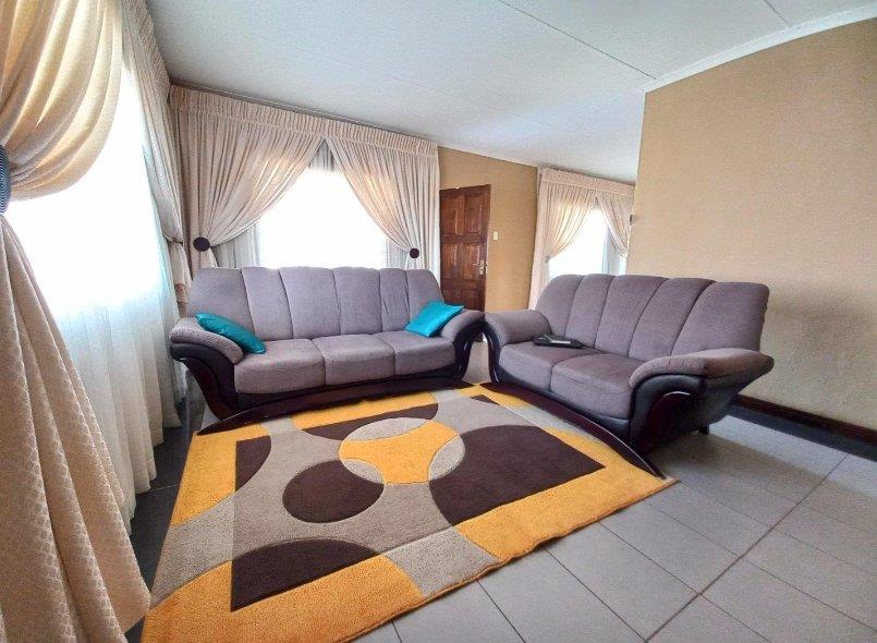 2 Bedroom House for sale in Oberholzer P24111681908