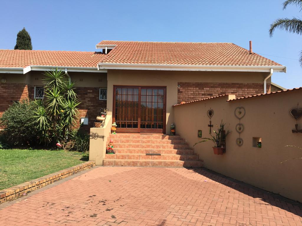 3 Bedroom House for sale in Die Heuwel Ext 4 P24111720278