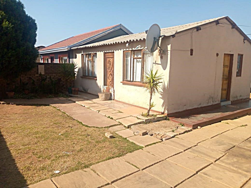 2 Bedroom House for sale in Mohlakeng P24111730199