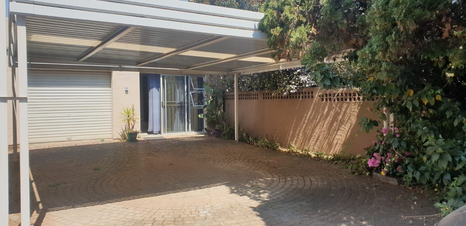 Apartment / flat to rent in Glen Marais P24114332195