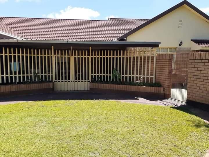 5 Bedroom House for sale in Carletonville Central P24111750374