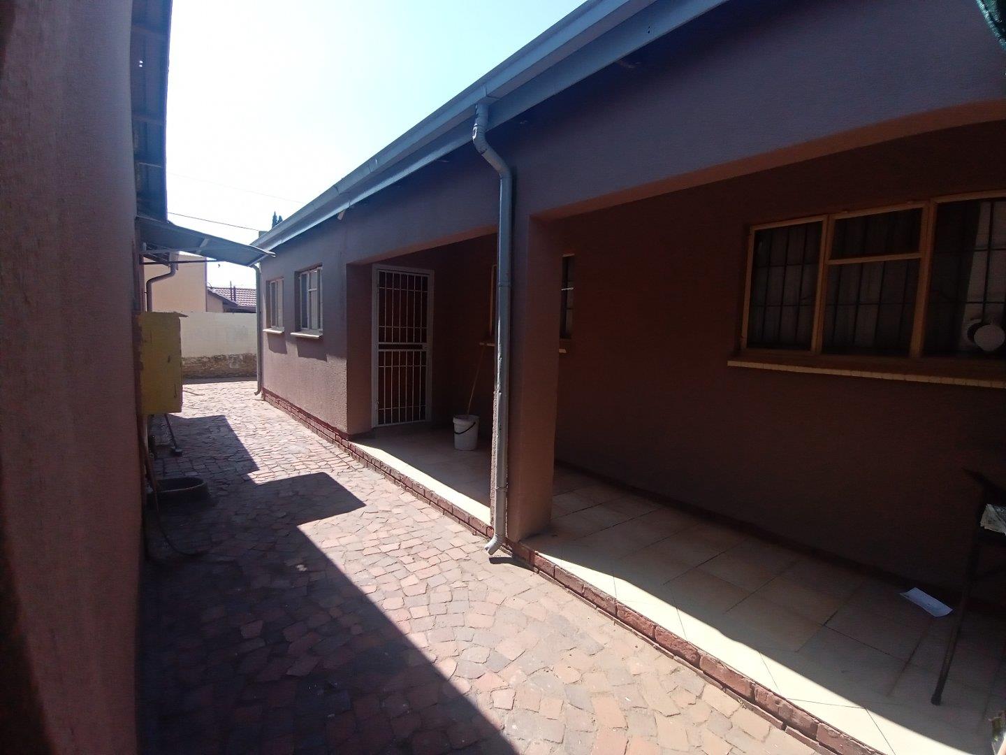 6 Bedroom House for sale in Lenasia Ext 1 41 Poplar Aveue P24111758309